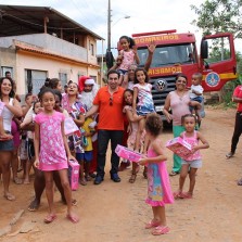 24/12/2014,Papai Noel visita comunidades carentes em Viçosa