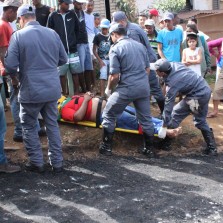 10/06/2015,Rolo compactador tomba e deixa homem ferido no Nova Viçosa