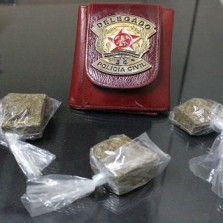 Polícia civil prende suspeito de tráfico de drogas no Centro de Viçosa.