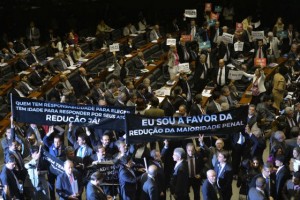 maioridade-penal-plenario-cartazes