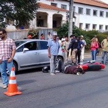 Motoqueiro fica ferido em acidente na Gomes Barbosa.
