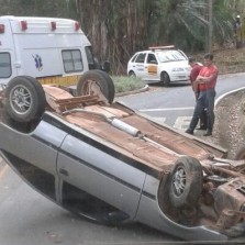 Veículo capota no campus da UFV