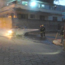 Veículo pega fogo próximo do AEV