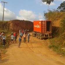 Carreta roubada é encontrada em Estevão de Araújo.