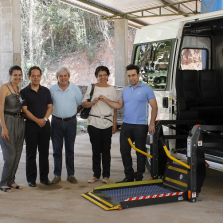 Prefeitura cede veículo adaptado à APAE