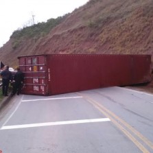 Contêiner cai de carreta e interdita MGT-265, em Rio Pomba