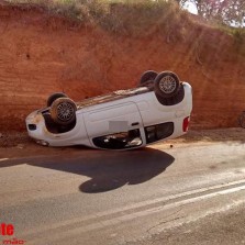 Veículo capota no bairro Cidade Nova