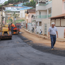 Após retirada de bloquetes, Rua Madre Maria das Neves ganha asfalto