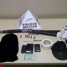 Rua dos Passos:PM aborda veículo suspeito e encontra arma.