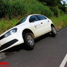 Veículo cai em canaleta na Serra de São Geraldo.