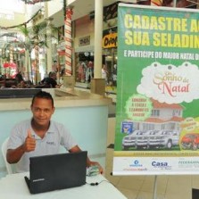 Estante itinerante da Casa do Empresário auxilia no cadastramento das seladinhas da Campanha Um Sonho de Natal 