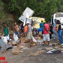 Carga é saqueada após capotamento na Br120 no Canta Galo