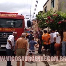 Incêndio em residência mobiliza bombeiros na Rua das Estrelas
