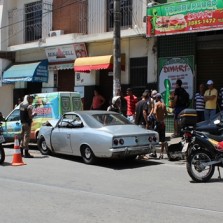 Centro-Motorista perde o controle e bate em veículos estacionados.
