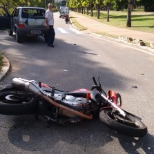 Motoqueiro fica ferido em acidente no campus da UFV