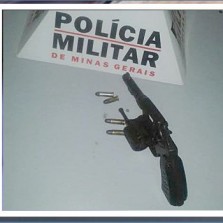 Homem é flagrado com arma de fogo durante abordagem.