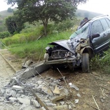 Veículo bate em poste em Coimbra