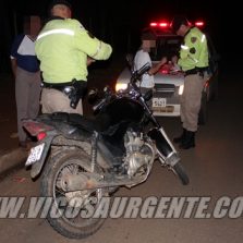 Mulher é atropelada por carro ao cair de moto em Teixeiras