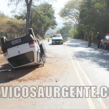 Veículo capota em Teixeiras