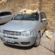 Veículo fica destruído após acidente no Centro.