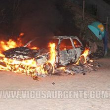 Incêndio criminoso destrói veículo no Bairro Amoras