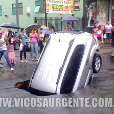 Carro é engolido por cratera no centro de Viçosa