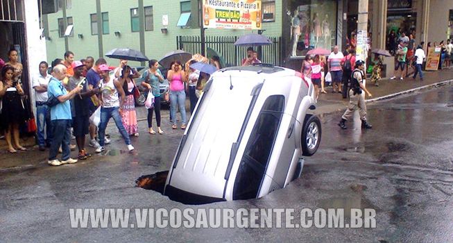 Carro é engolido por cratera no centro de Viçosa