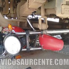 Motoqueiro fica preso em baixo de caminhão na Padre Serafim
