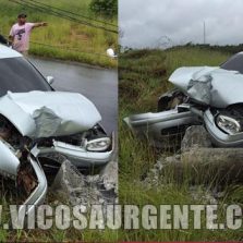 Carro bate em poste e interdita Avenida Brasil, no bairro Sagrado Corações.