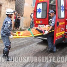 Caminhão de Lixo prensa ajudante no bairro Santo Antônio