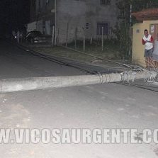 Motoqueiro derruba dois postes no Santa Clara