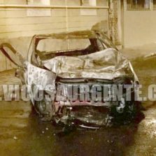 Veículo pega fogo após acidente na Vaz de Melo