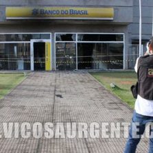 Dupla não identificada coloca fogo em agência bancária na UFV