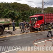 Colisão entre caminhões deixa dois feridos no João Brás