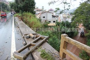 Veículo despenca do pontilhão de Silvestre