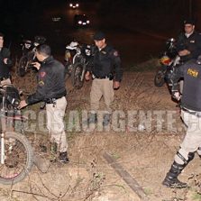 PM apreende moto roubada e arma, durante perseguição no Amoras.