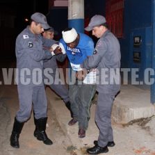 Homem com problemas mentais apanha do irmão no Nova Viçosa