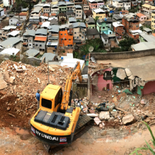 Prefeitura conclui demolição em área de risco no bairro Bom Jesus
