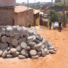 Prefeitura inicia calçamento da rua José Rocha Filho, em Nova Viçosa
