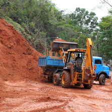 Prefeitura já retirou mais 500 caminhões de terra da Castelo Branco