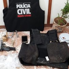 Polícia Civil realiza operação e apreende armas e drogas em Viçosa