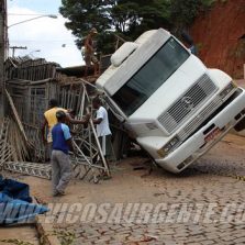 Carreta tomba e atinge carro e residência em Teixeiras