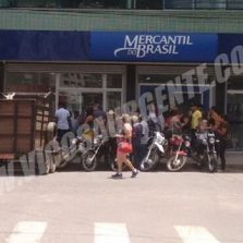 Carretinha desgovernada atinge motocicleta e pedestre na praça do Rosário