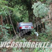 Bandidos capotam táxi roubado e roubam veículo nas Cruzes