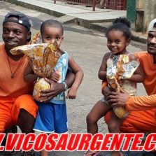 Criança presenteia garis com ovos da pascoa