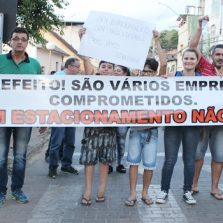 COMERCIANTES E MORADORES DA RUA DOS PASSOS FAZEM PROTESTO PELA VOLTA DE ESTACIONAMENTOS