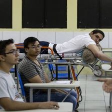 Mesmo paraplégico e com bala alojada, estudante assiste às aulas na maca