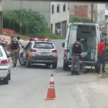 Motoqueiro anda de uma roda e bate em viatura da PM