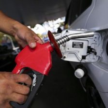 Governador anuncia redução de imposto sobre gasolina, energia elétrica e internet