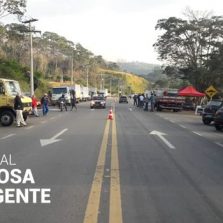 Caminhoneiros fazem paralisação na Br120 em Viçosa